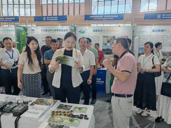 探索生命密碼，守護(hù)綠色家園——生態(tài)學(xué)院在2025年海南省全國(guó)科普月活動(dòng)中展現(xiàn)自然科學(xué)研究風(fēng)采